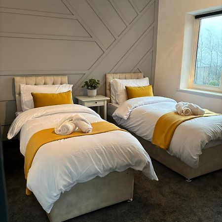Cozy 3 Bed Home In Halifax With Secure Parking - Long & Short Stays Welcome! Bagian luar foto