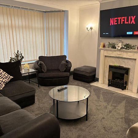 Cozy 3 Bed Home In Halifax With Secure Parking - Long & Short Stays Welcome! Bagian luar foto