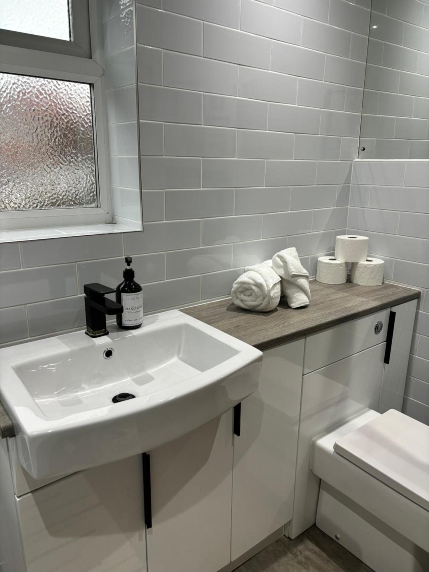 Cozy 3 Bed Home In Halifax With Secure Parking - Long & Short Stays Welcome! Bagian luar foto