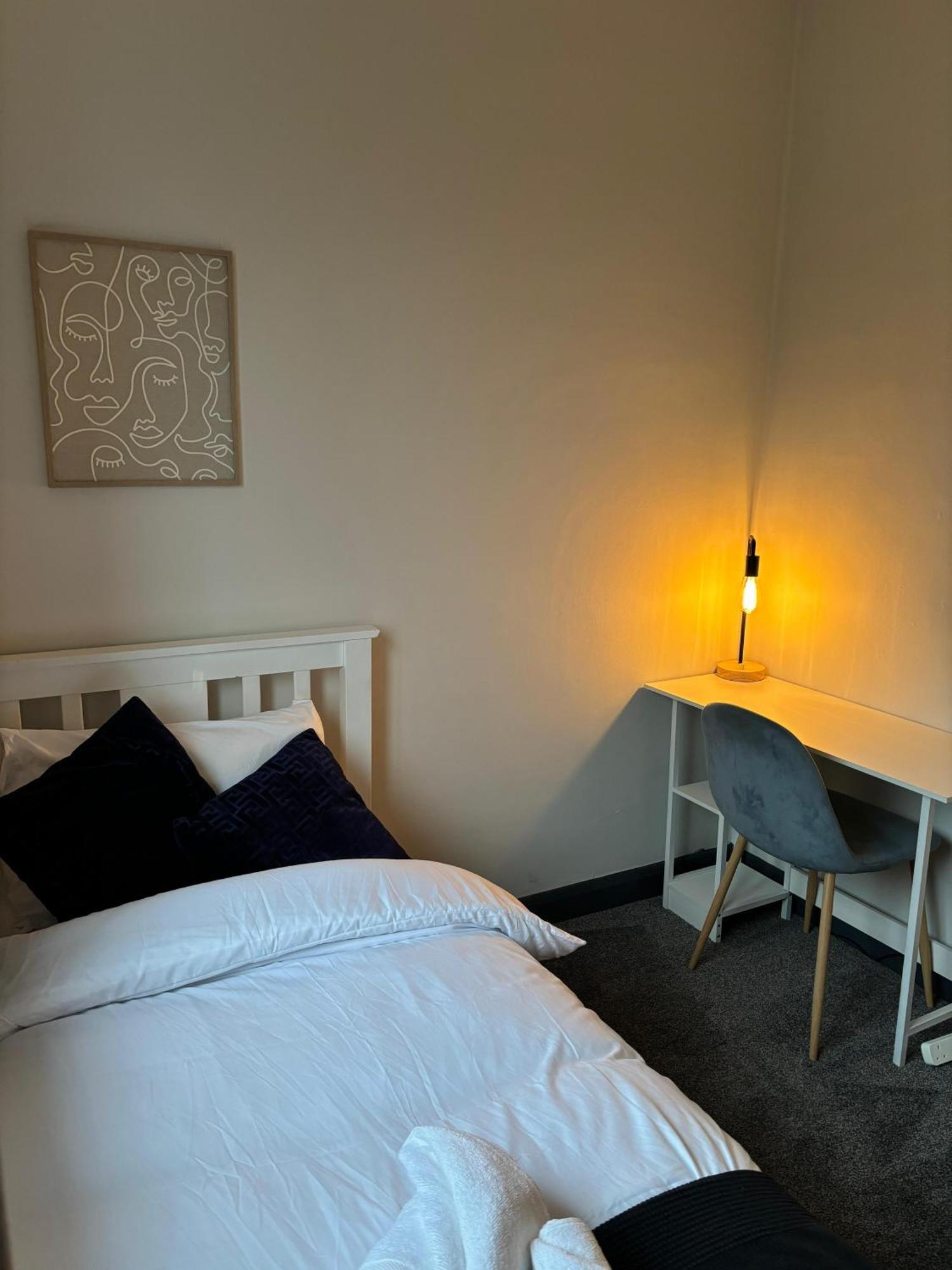 Cozy 3 Bed Home In Halifax With Secure Parking - Long & Short Stays Welcome! Bagian luar foto