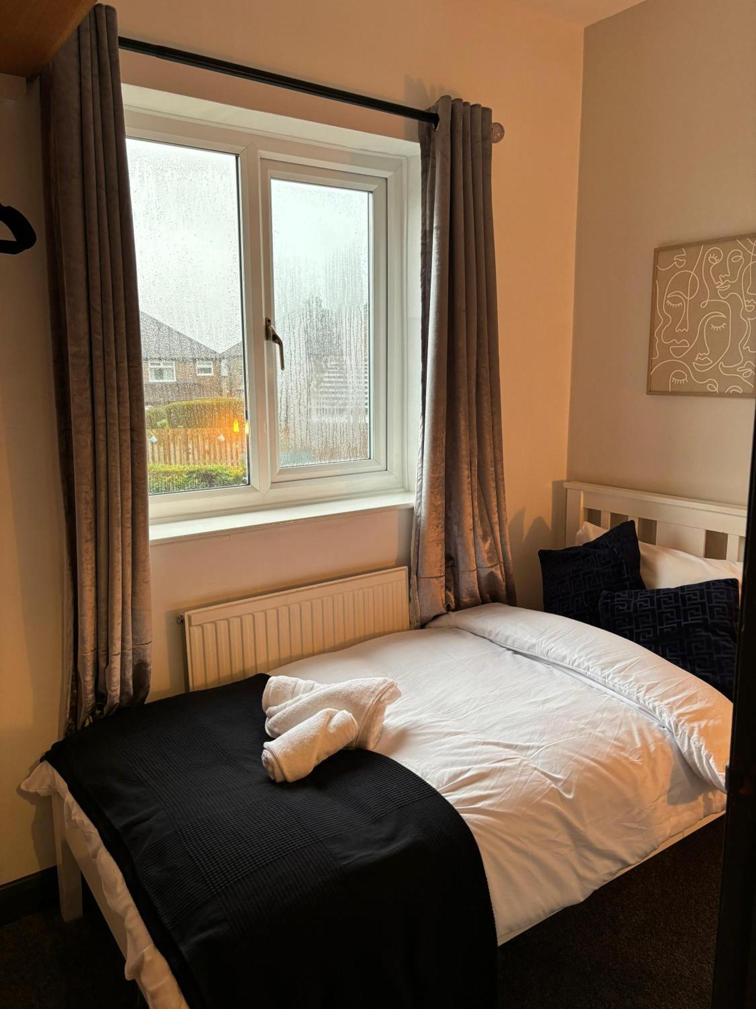 Cozy 3 Bed Home In Halifax With Secure Parking - Long & Short Stays Welcome! Bagian luar foto