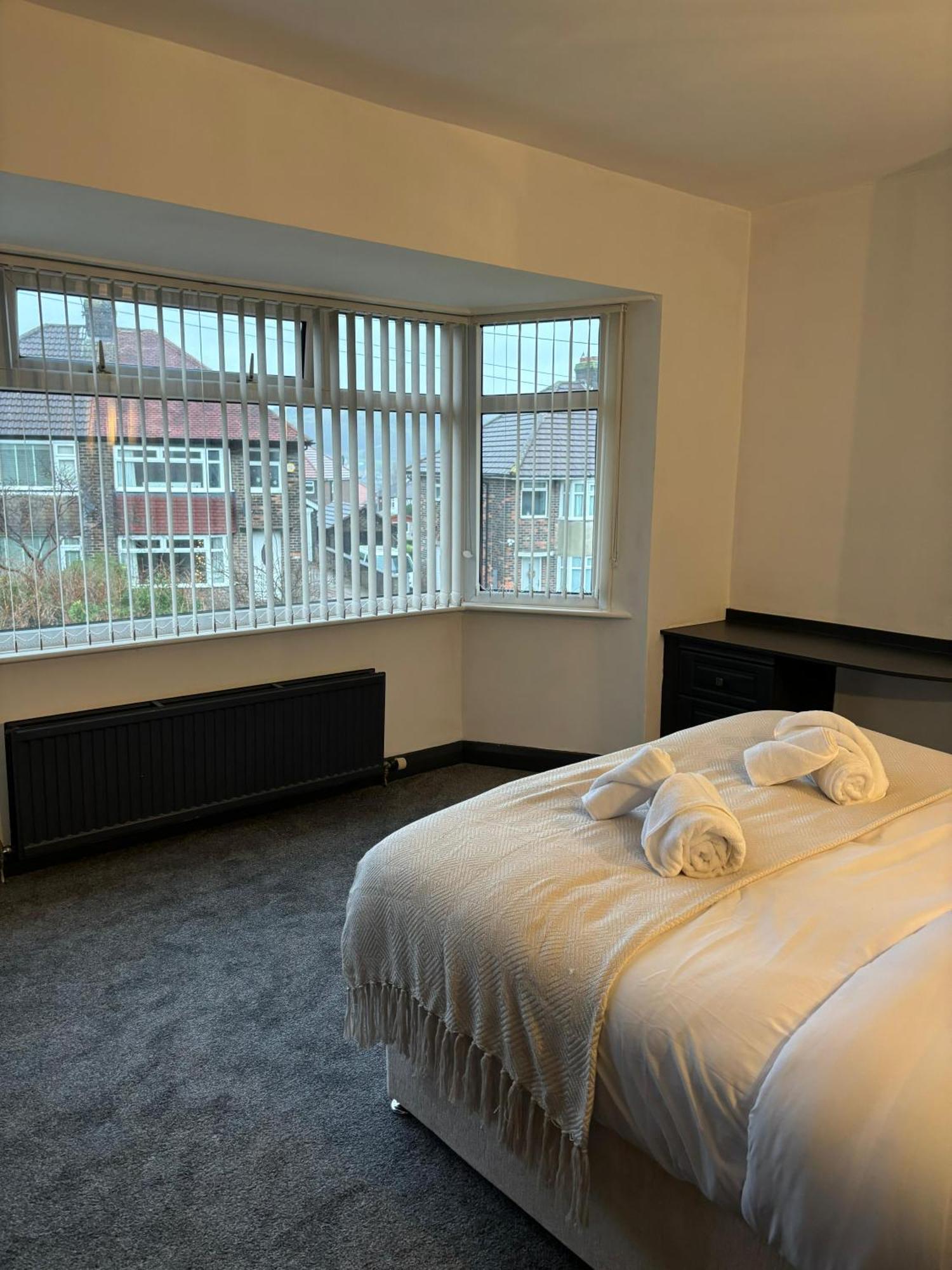 Cozy 3 Bed Home In Halifax With Secure Parking - Long & Short Stays Welcome! Bagian luar foto
