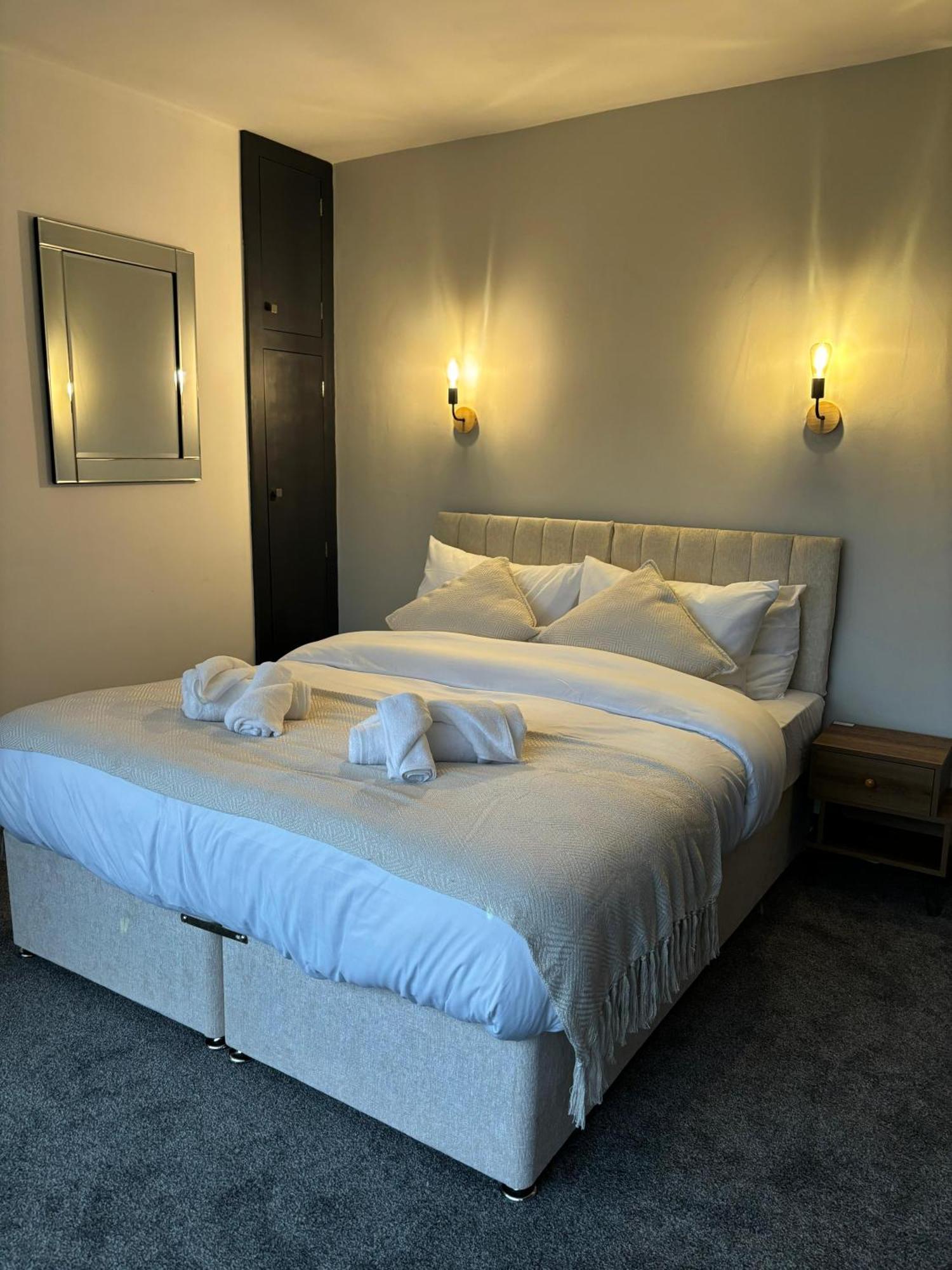 Cozy 3 Bed Home In Halifax With Secure Parking - Long & Short Stays Welcome! Bagian luar foto