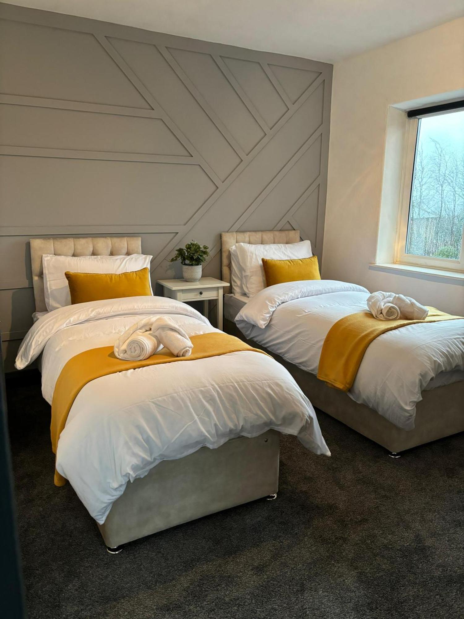 Cozy 3 Bed Home In Halifax With Secure Parking - Long & Short Stays Welcome! Bagian luar foto